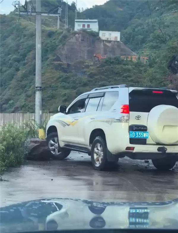 丰田霸道车主用车轮推开挡路巨石 超百万网友点赞