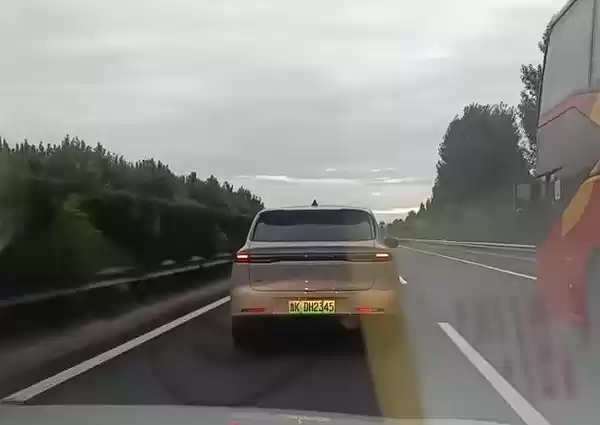 高速上SUV长时间和大巴并行致拥堵