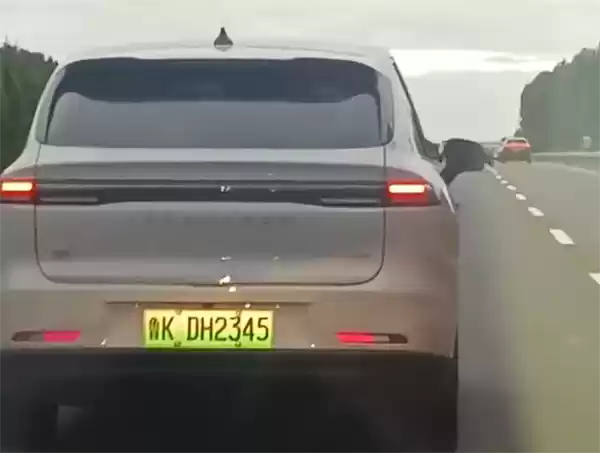 高速上SUV长时间和大巴并行致拥堵