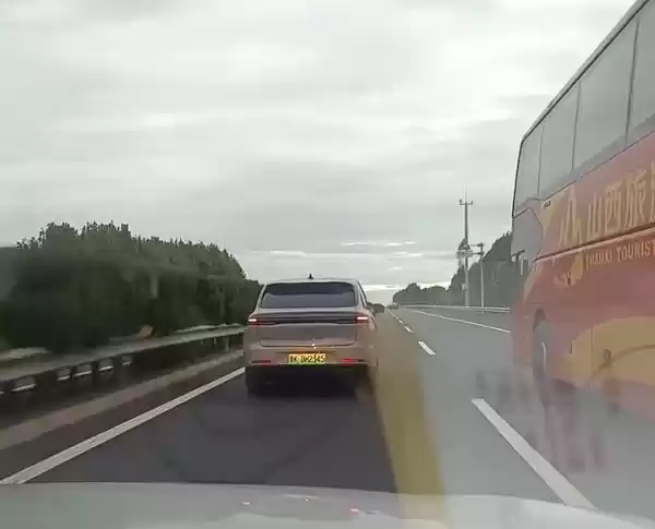 高速上SUV长时间和大巴并行致拥堵