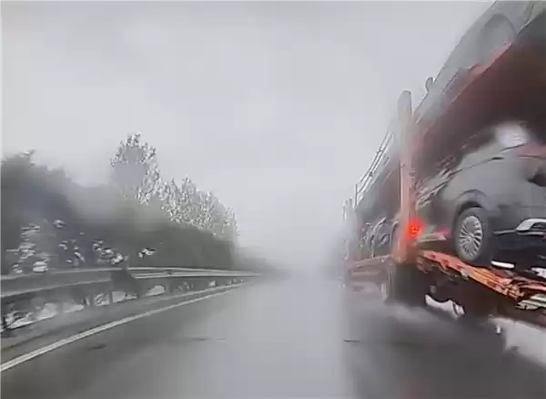 雨天时速超110km/h撞上半挂车负全责