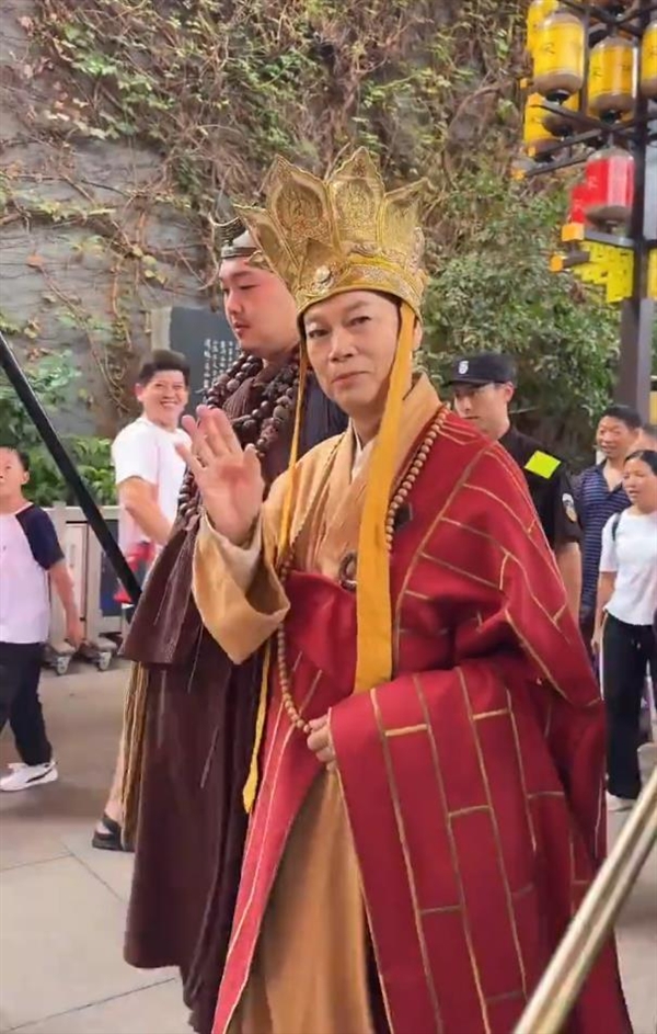老戏骨国庆重现经典角色：唐僧鸠摩智景区互动