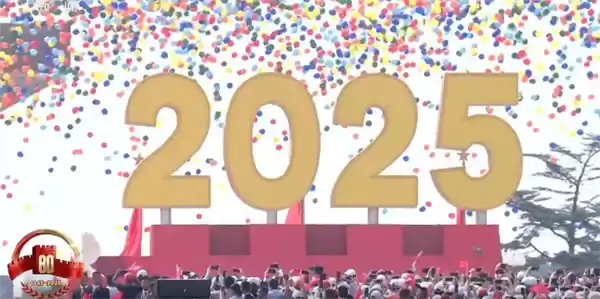 八万只气球同时升空壮观场景