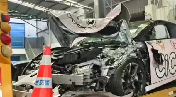 昊铂GT高速追尾工程车!昊铂回应:撞得是异形车 有局限性