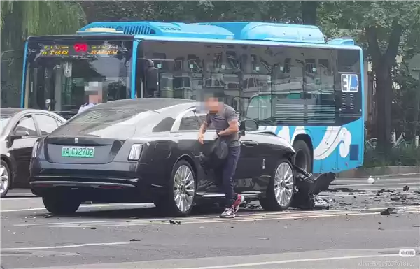 被劳斯莱斯撞伤车主家属委托京都律师事务所诉讼!陈震回应