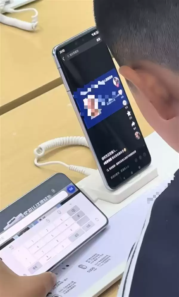 手机店内小孩哥用通缉令上证件号认证游戏