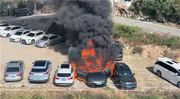 福建霞浦停车场一电动车自燃起火:旁边7辆车惨遭团灭全被烧毁
