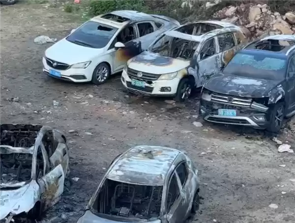 福建霞浦停车场一电动车自燃起火:旁边7辆车惨遭团灭全被烧毁