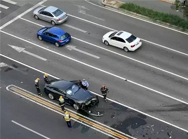 被撞比亚迪车主家属删除微博！陈震最新回应：对方为滴滴网约车 会全力支付应该负担赔偿