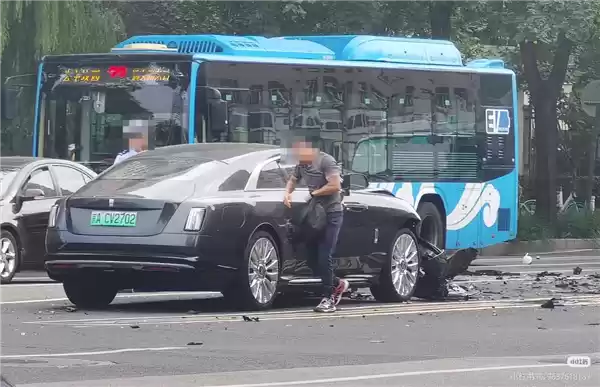 被撞比亚迪车主家属删除微博！陈震最新回应：对方为滴滴网约车 会全力支付应该负担赔偿