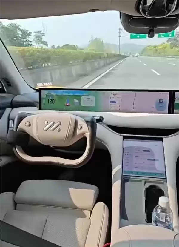 智己车主高速脱手躺后排