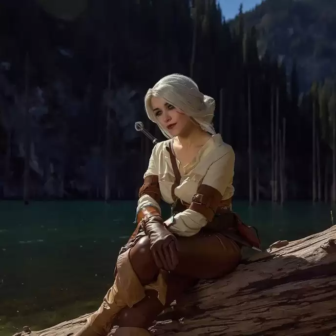 俄妹COS《巫师3》希里，颜值与身材俱佳