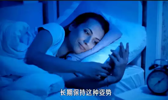 夜间玩手机暗藏伤眼风险，科学用眼需警惕