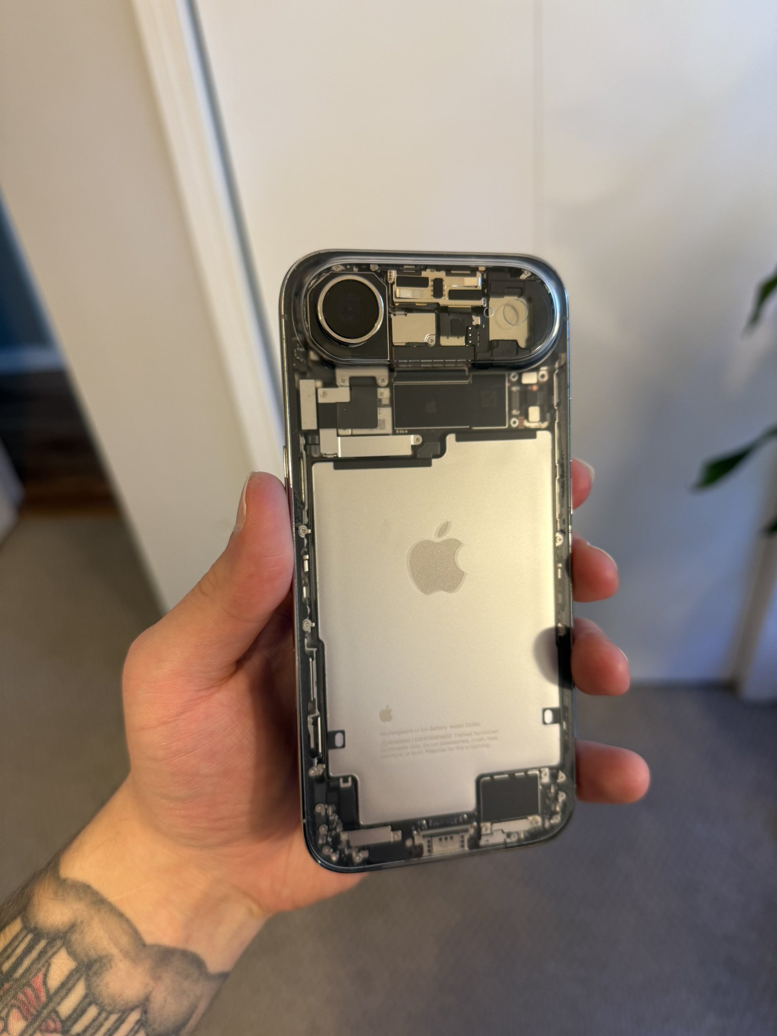 网友DIY苹果iPhone Air，打造全球首款透明机身