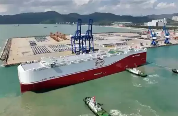 比亚迪“济南号”首航！满载6000余辆新能源车出海新加坡