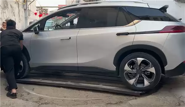 “SUV驶入窄胡同倒不出来