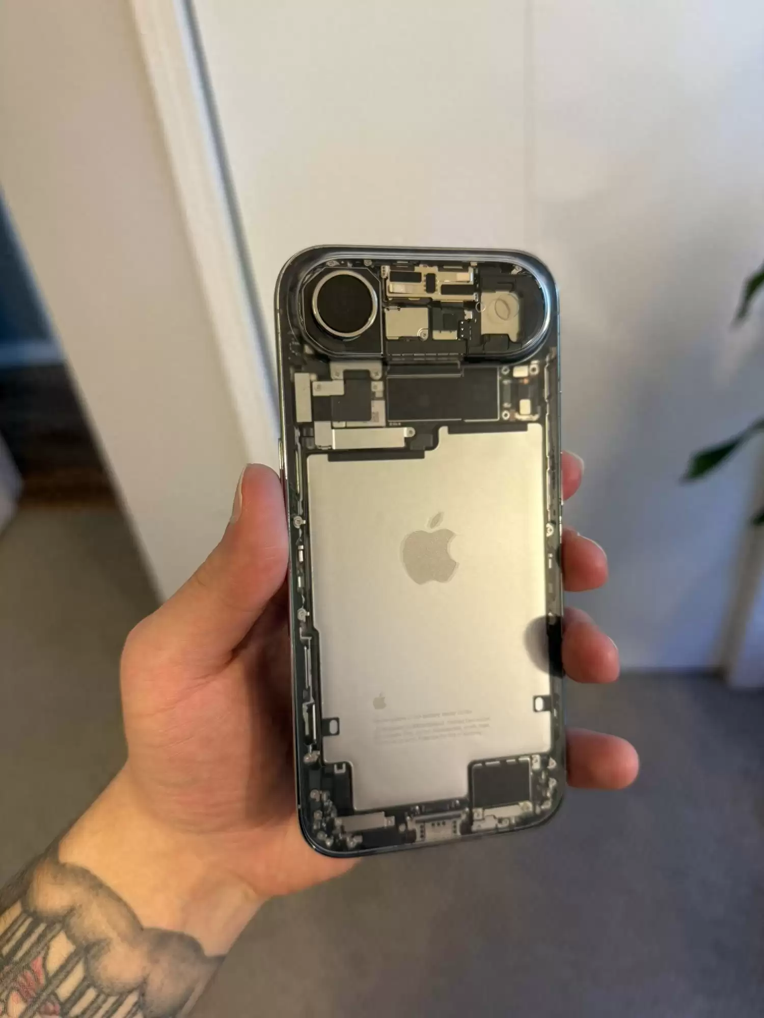 iPhone Air全新消息曝光 iPhone 16价比百元机果粉悲伤不已！