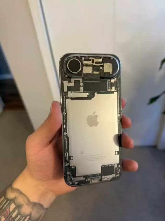 全球首例！爱好者为iPhone改装透明背板