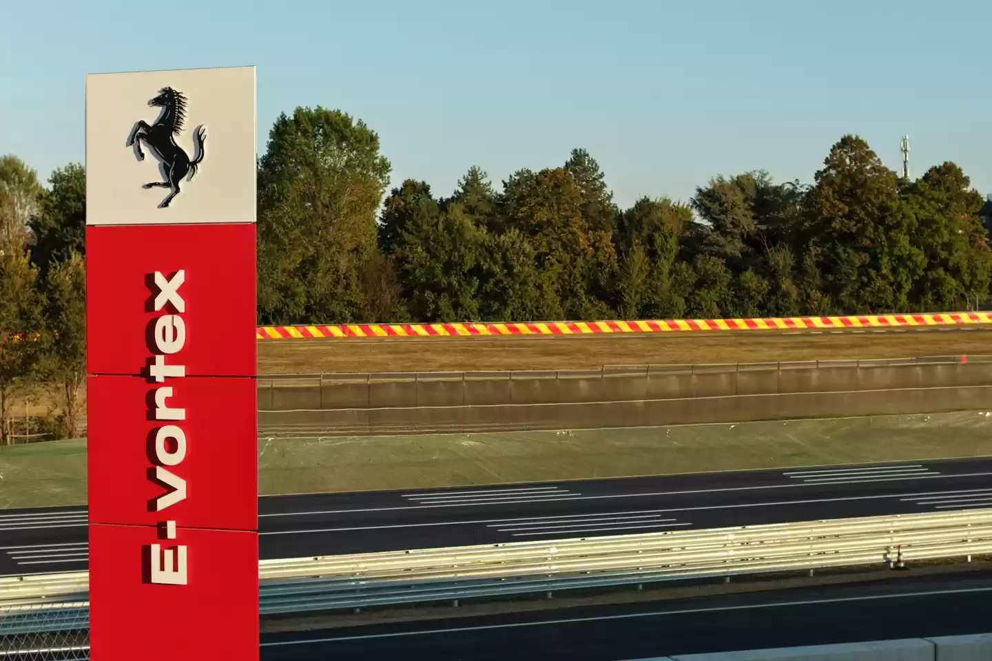 法拉利第二条主场赛道 E-Vortex 启用：全长 1.89 公里，车迷们的“街拍”时代恐结束