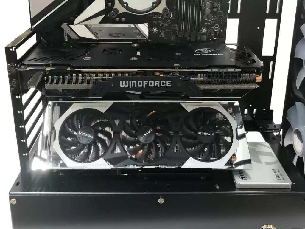 日本厂商推出“显卡镜像显示器”，让用户全方位欣赏显卡外观