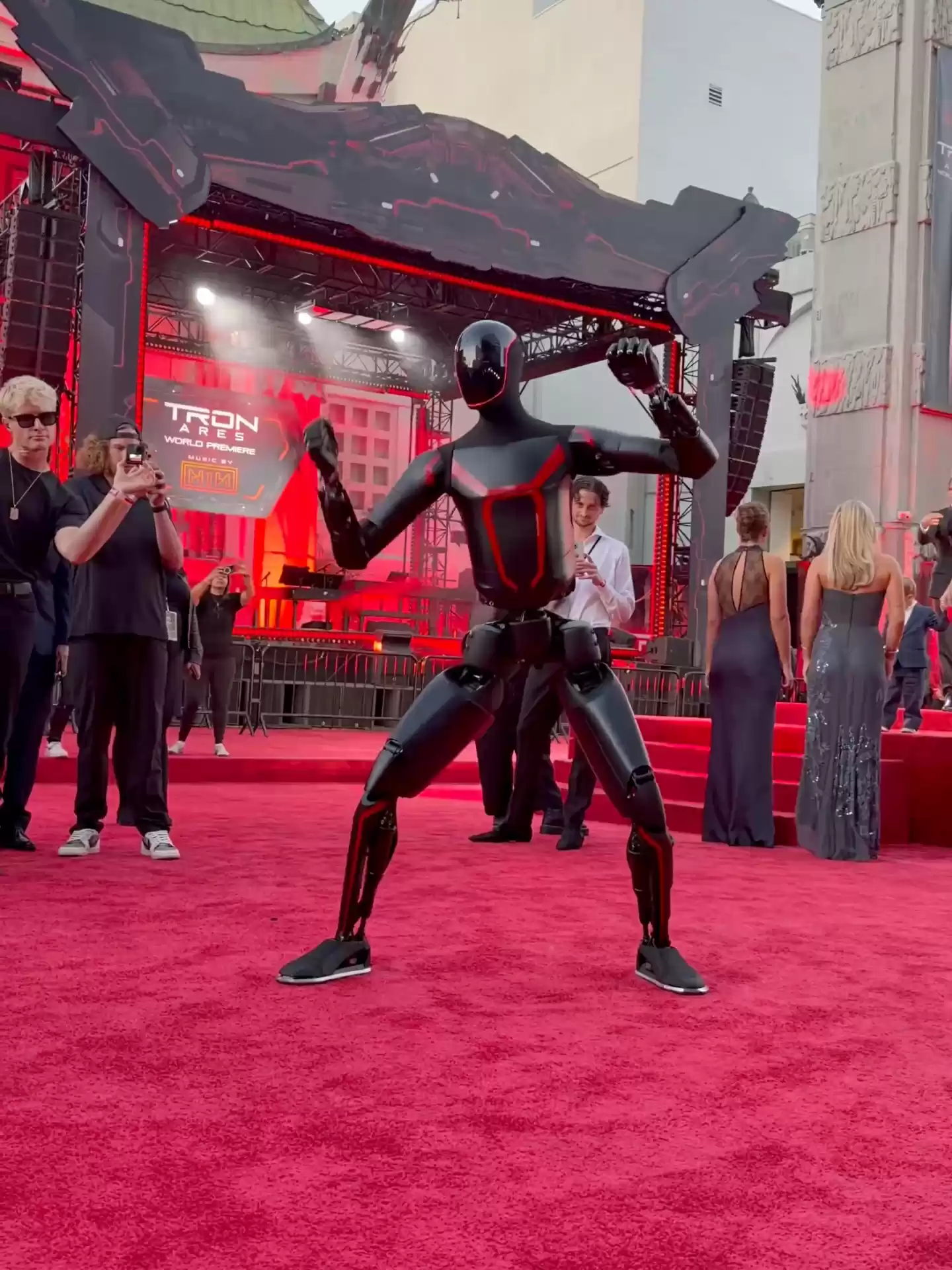 大秀中国功夫:特斯拉 Optimus 擎天柱机器人亮相《创:战神》首映礼