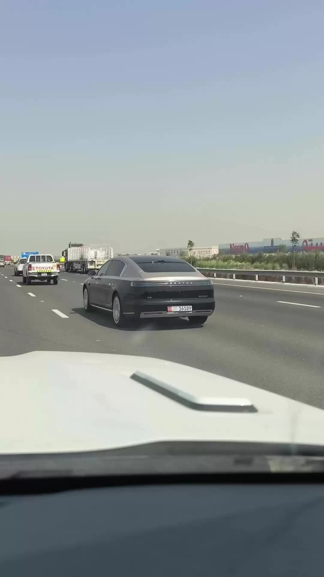 鸿蒙智行尊界 S800 轿车亮相迪拜，消息称阿联酋目前已有 4 辆