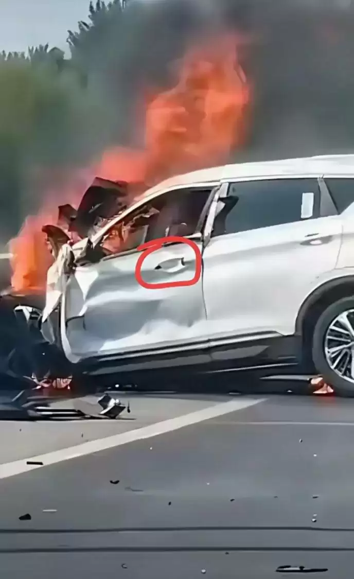 智能驾驶非万能!高速变道引事故警钟