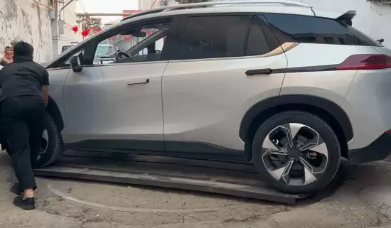 河北新乐现掉头神器 胡同转盘巧解行车难题