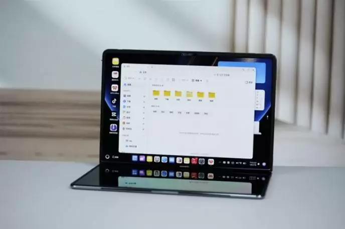 2025国庆上海迎俄游客消费热潮 华为旗舰店现六万购机纪录