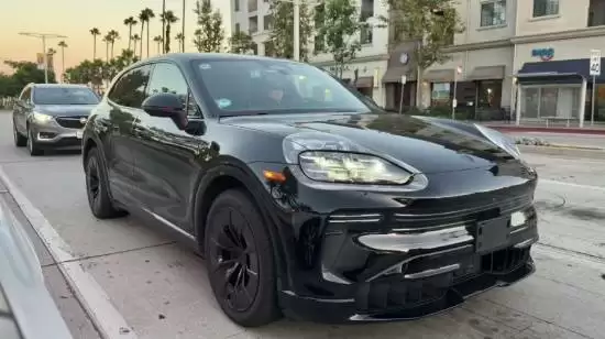 保时捷卡宴电动版路测曝光，2026款将搭载AR HUD与千匹动力