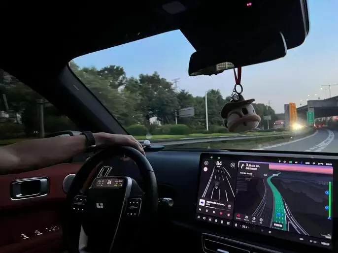 理想智驾高速避险：科技守护国庆出行安全