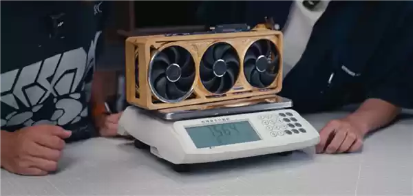 揭秘全球唯一黄金版RTX 5090D！6公斤黄金 神秘大佬买走