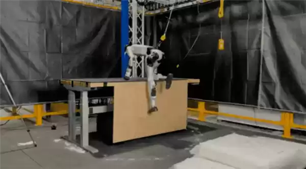 亚马逊“盲眼”机器人30秒跑酷首秀惊艳！华人学者领衔