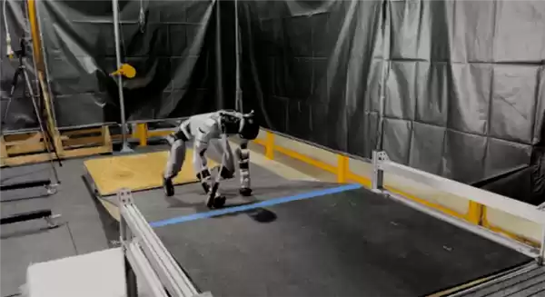 亚马逊“盲眼”机器人30秒跑酷首秀惊艳！华人学者领衔