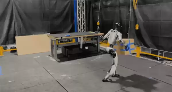 亚马逊“盲眼”机器人30秒跑酷首秀惊艳！华人学者领衔