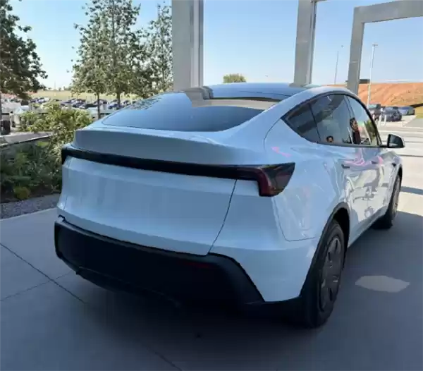 活久见！廉价版特斯拉Model Y二排杯架实拍  网友：果然是丐中丐