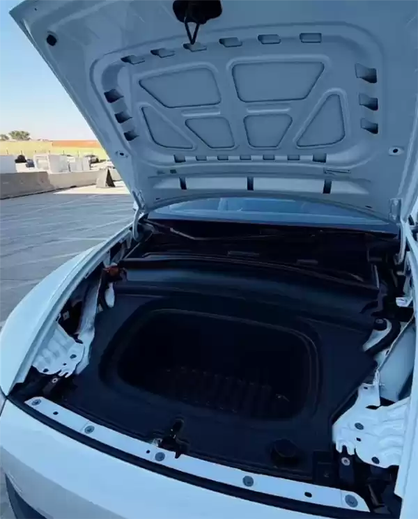 活久见！廉价版特斯拉Model Y二排杯架实拍  网友：果然是丐中丐