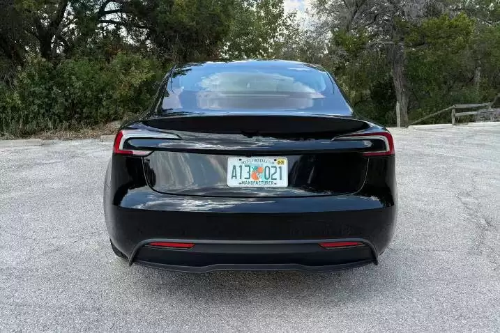 特斯拉最便宜车型：Model 3 标准版亮相，起价 3.7 万美元