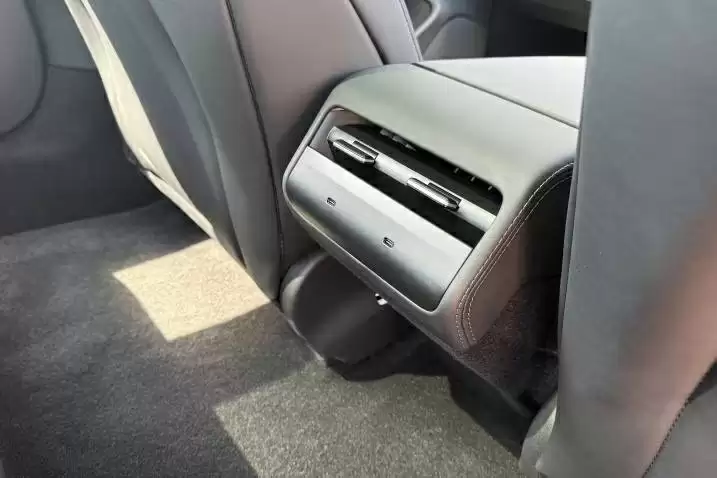 特斯拉最便宜车型：Model 3 标准版亮相，起价 3.7 万美元