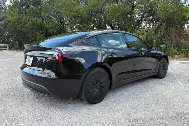 特斯拉最便宜车型：Model 3 标准版亮相，起价 3.7 万美元