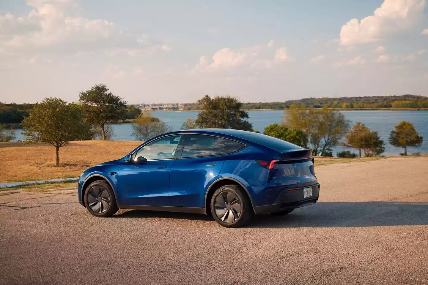 特斯拉 Model Y 标准版在美国上市:织物座椅、封天窗、续航 517 公里,起价跌破 4 万美元