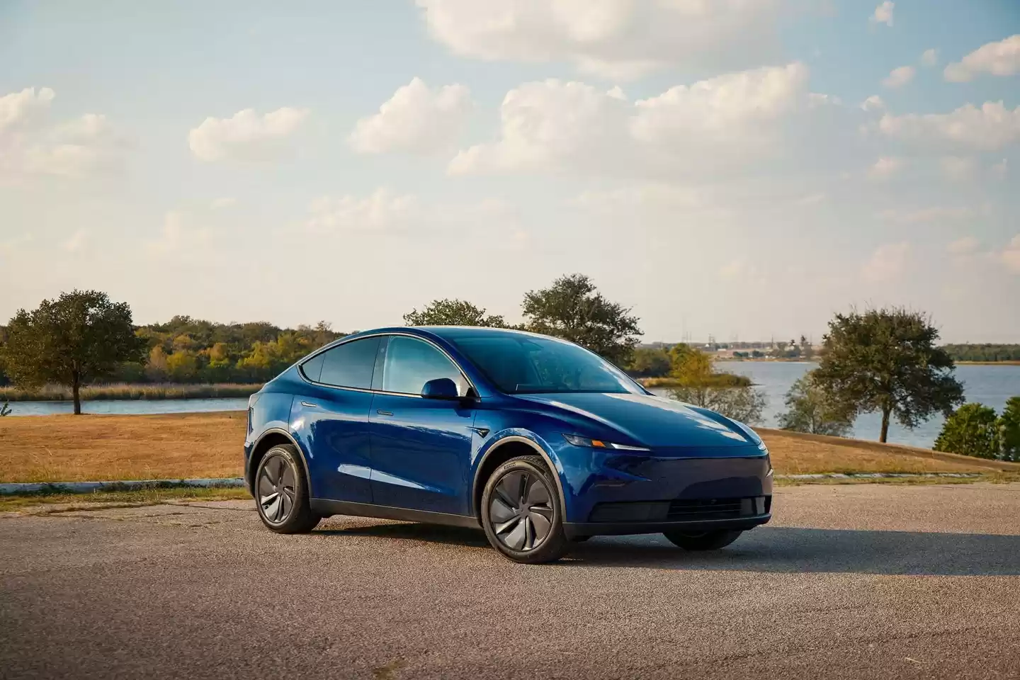 特斯拉 Model Y 标准版在美国上市:织物座椅、封天窗、续航 517 公里,起价跌破 4 万美元