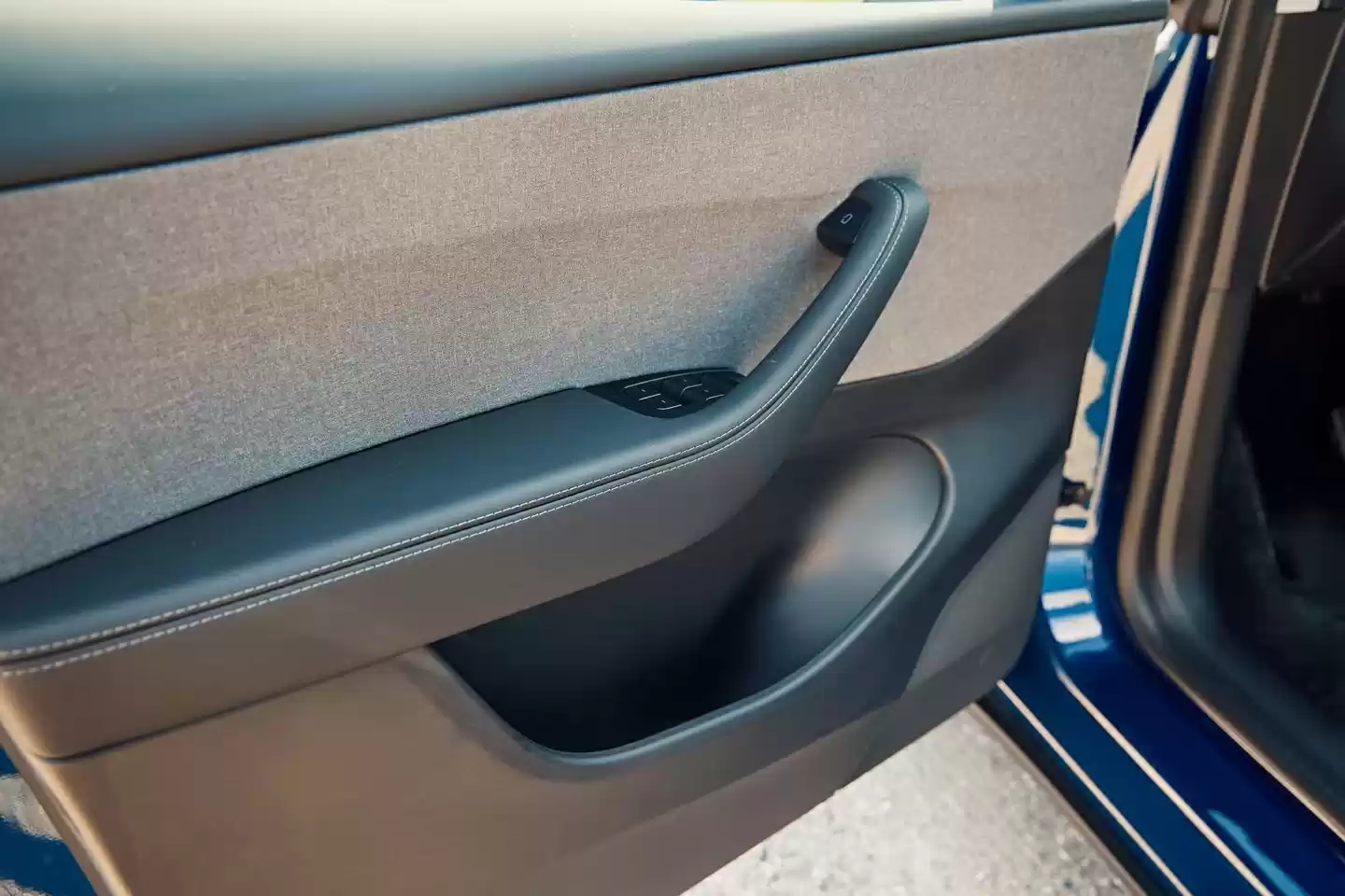 特斯拉 Model Y 标准版在美国上市:织物座椅、封天窗、续航 517 公里,起价跌破 4 万美元