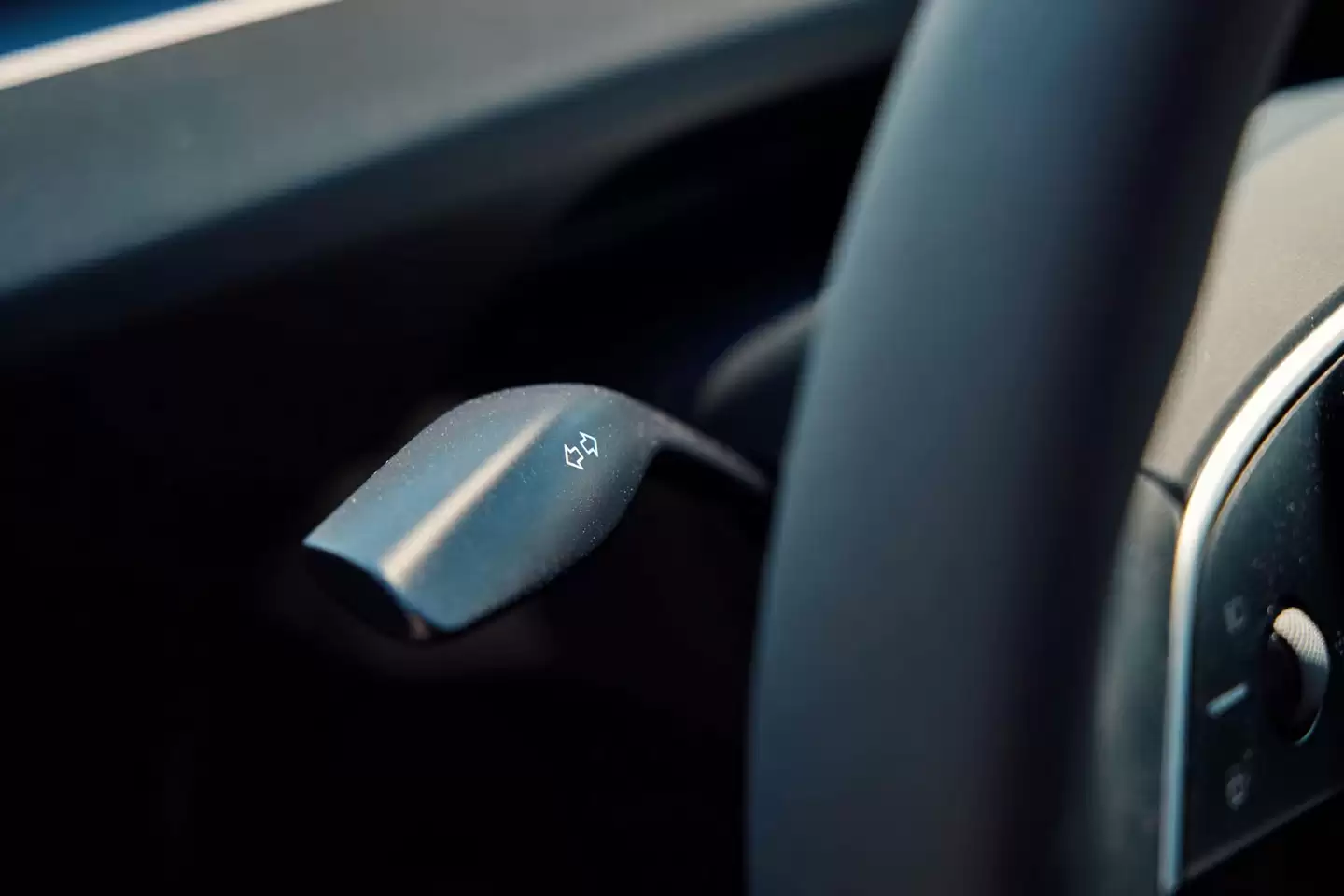 特斯拉 Model Y 标准版在美国上市:织物座椅、封天窗、续航 517 公里,起价跌破 4 万美元