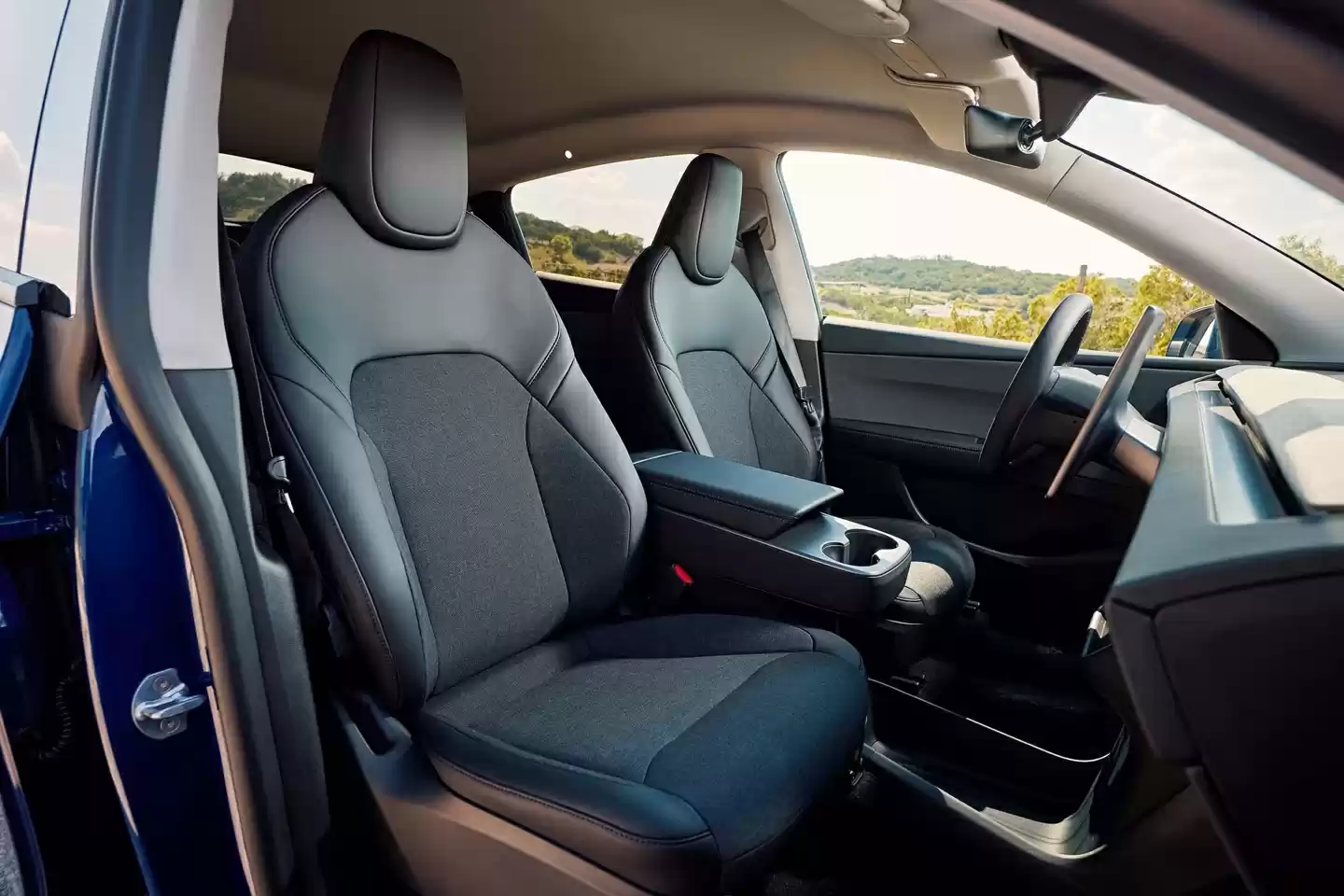 特斯拉 Model Y 标准版在美国上市:织物座椅、封天窗、续航 517 公里,起价跌破 4 万美元