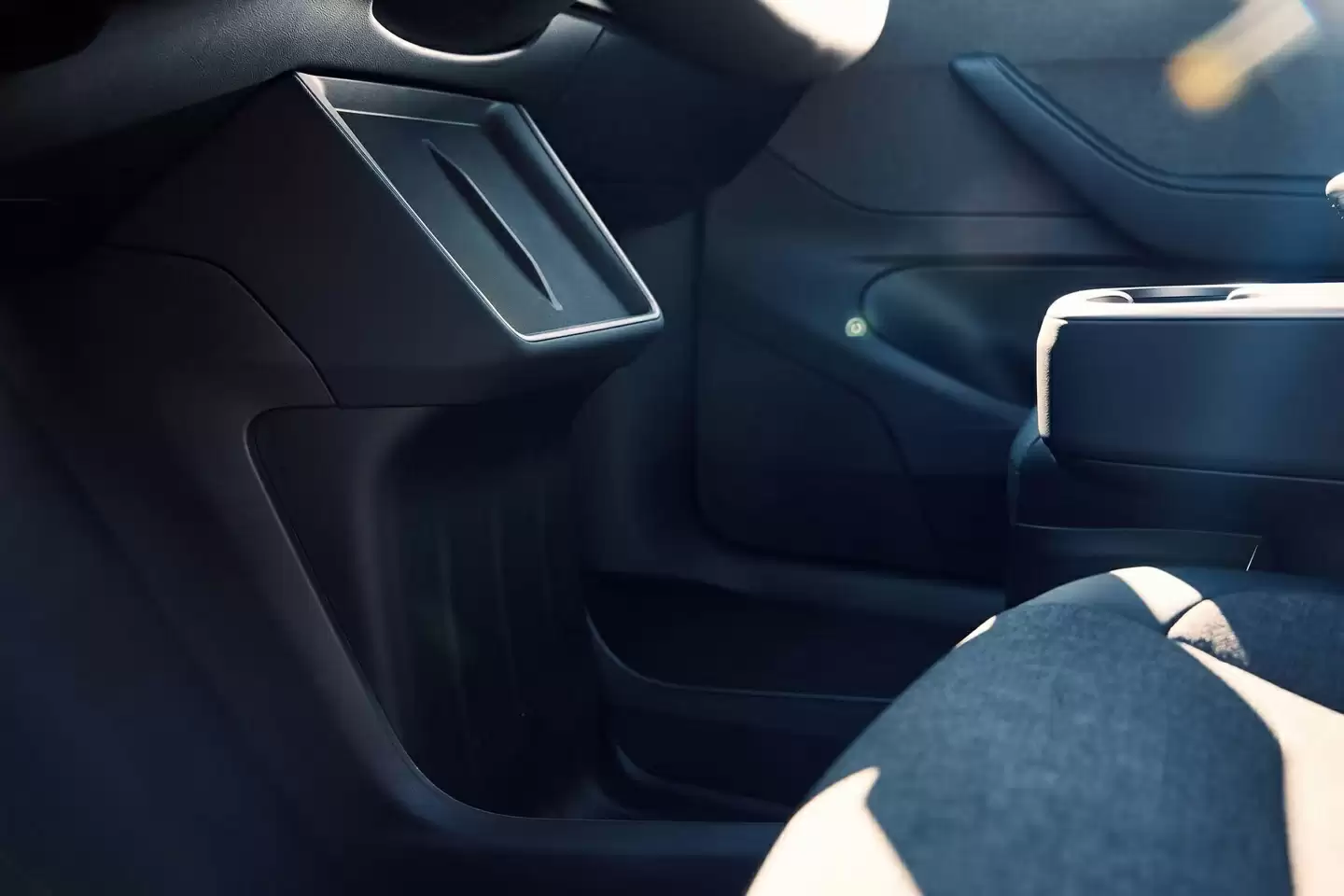 特斯拉 Model Y 标准版在美国上市:织物座椅、封天窗、续航 517 公里,起价跌破 4 万美元