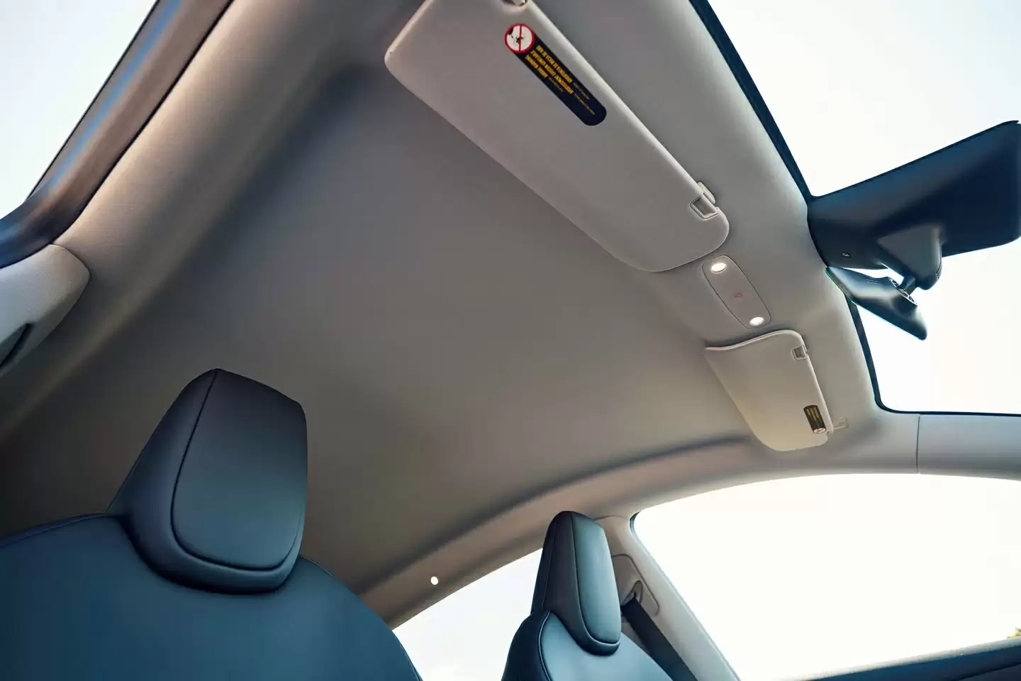 特斯拉 Model Y 标准版在美国上市:织物座椅、封天窗、续航 517 公里,起价跌破 4 万美元