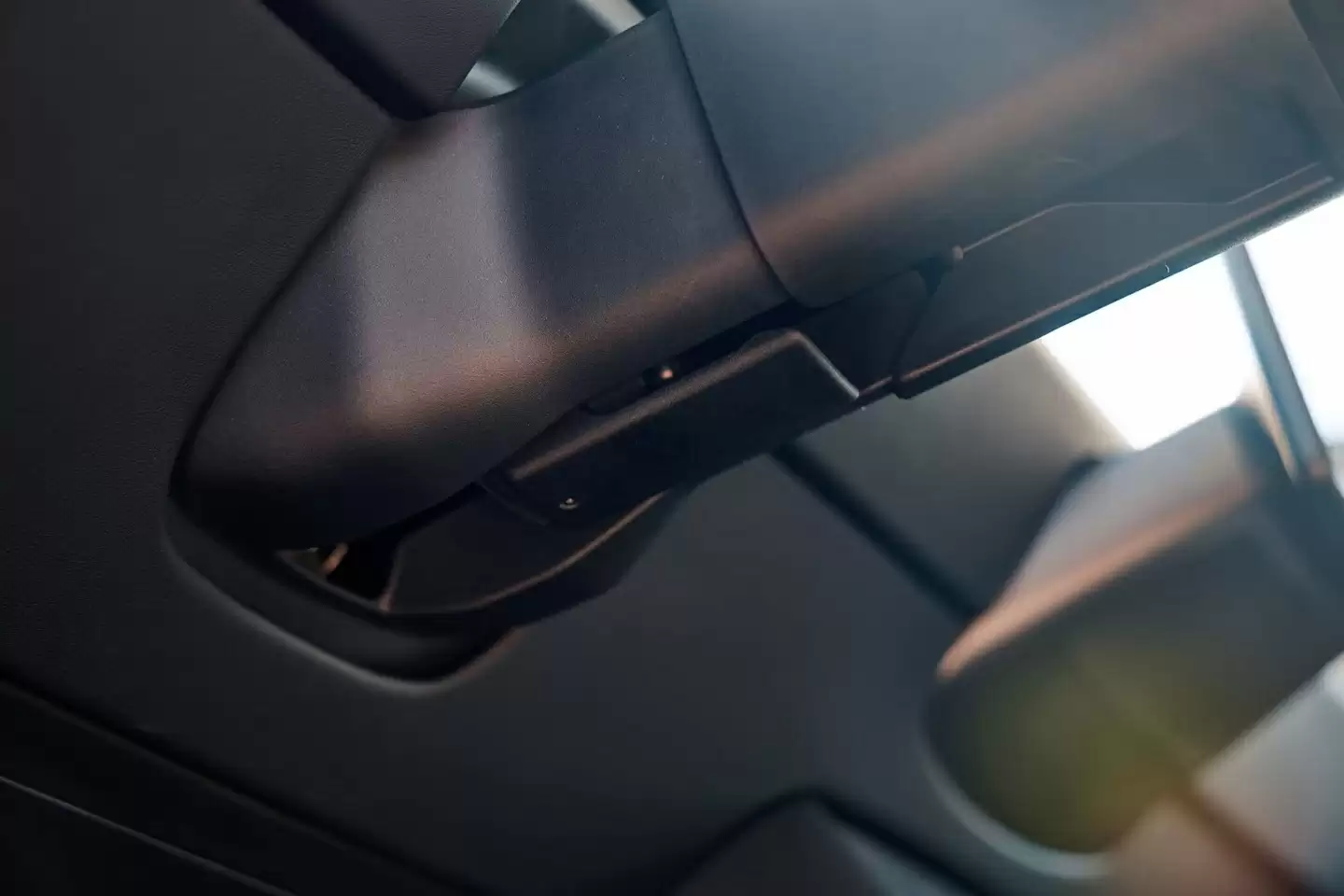 特斯拉 Model Y 标准版在美国上市:织物座椅、封天窗、续航 517 公里,起价跌破 4 万美元