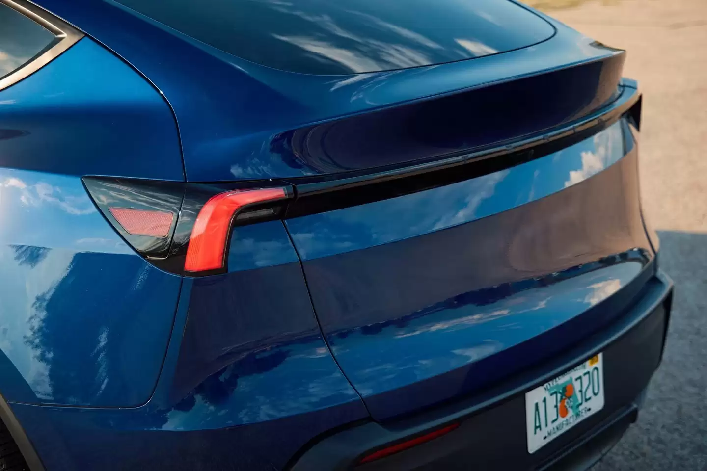 特斯拉 Model Y 标准版在美国上市:织物座椅、封天窗、续航 517 公里,起价跌破 4 万美元