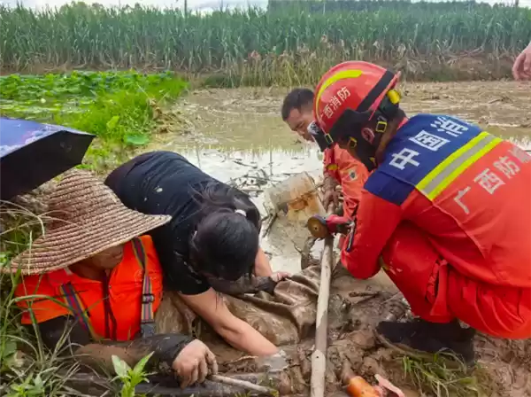 消防员使用救援工具工作现场